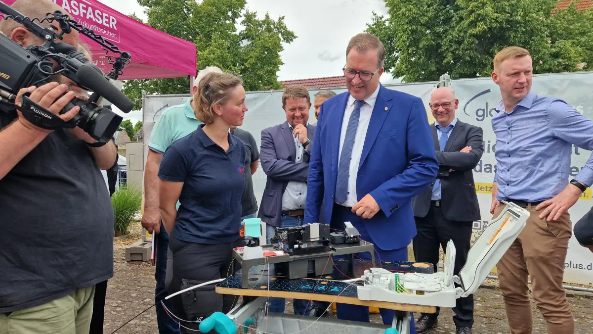 Der Glasfaserausbau in Oberspreeewald-Lausitz soll für schnelles Internet sorgen. Landrat Alexander Erbert lässt sich das Verbinden von Glasfasern (spleißen) zeigen.