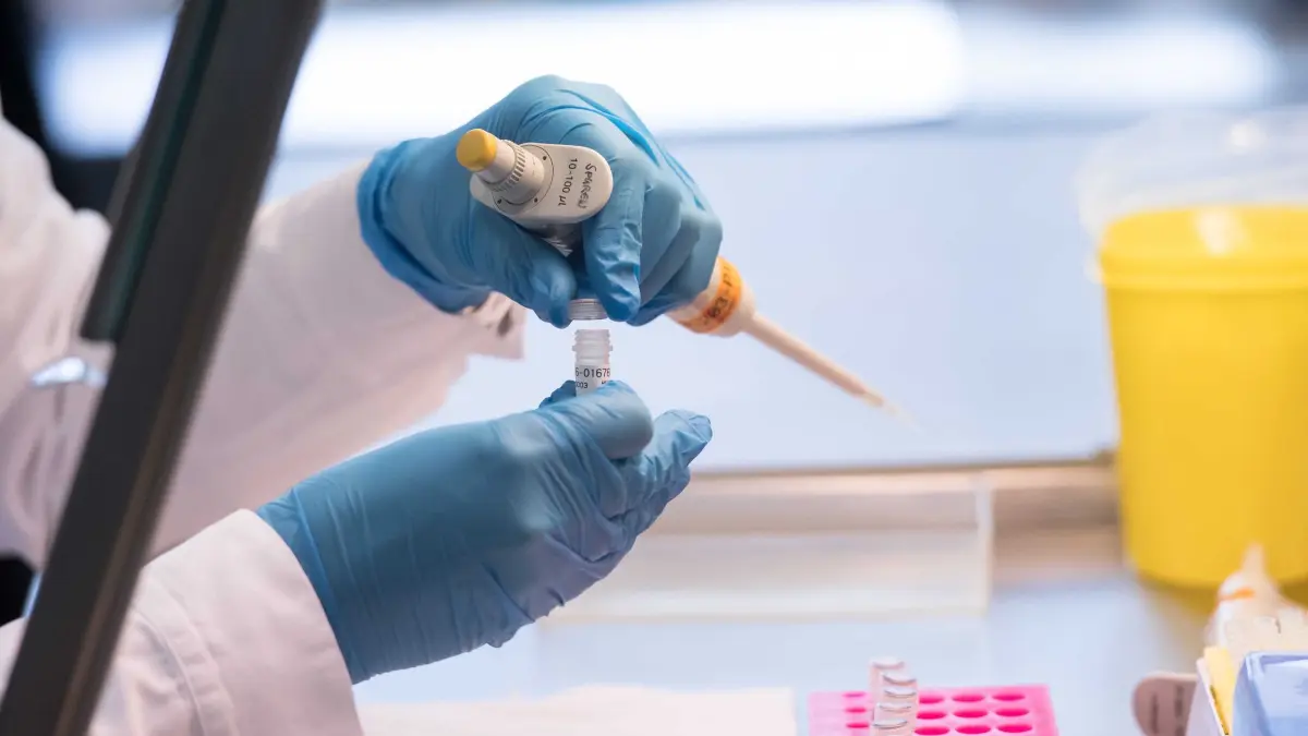 Biobank Dresden baut Probensammlung für Forschung aus: ARCHIV - 09.11.2016, NA, München: Eine Labormitarbeiterin im DNA-Labor des Bayerischen Landeskriminalamtes (LKA) bereitet eine DNA-Probe für die molekularbiologische Analyse vor. (Symbolbild) (zu dpa: «Uniklinik will mehr Proben von Kindern für Forschung sammeln») Foto: Sven Hoppe/dpa +++ dpa-Bildfunk +++