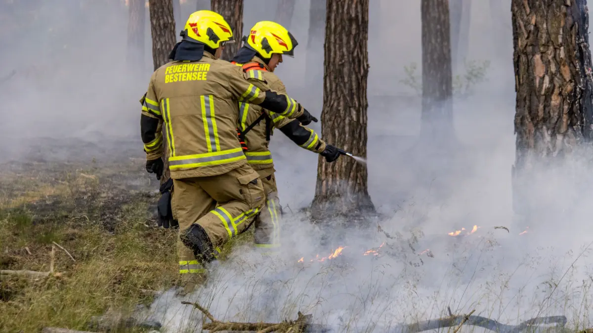 Bei einem Waldbodenbrand bei Bestensee waren 70 Feuerwehrleute im Einsatz. Wie lange die Löscharbeiten dauerten