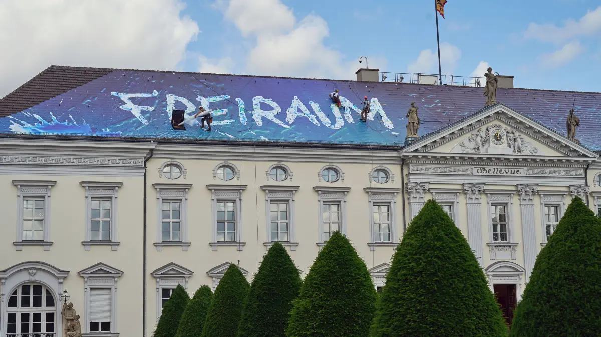 Akademie der Kuenste goes Bellevue: Vom 13. bis 28. Juni 2026 findet in Schloss Bellevue eine Pop-up-Galerie statt (Foto vom 08.06.2026: Installation "Freiraum Kunst" des Kuenstlers Christian Awe auf dem Dach des Schloss Bellevue). Unter dem Titel "Freiraum Kunst – Akademie der Kuenste goes Bellevue" realisiert die Akademie der Kuenste eine zweiwoechige Ausstellung mit Werken und Beitraegen zahlreicher Akademie-Mitglieder und Berliner Kuenstler. Schloss Bellevue muss in den kommenden Jahren grundlegend saniert werden. Bundespraesident Frank-Walter Steinmeier hat sich entschlossen, den kurzen Zeitraum zwischen dem Leerraeumen seines Amtssitzes und dem Beginn der Sanierungsarbeiten zu nutzen, um den Ort der Kunst zur Verfuegung zu stellen. (Siehe epd-Meldung vom 08.06.2026)