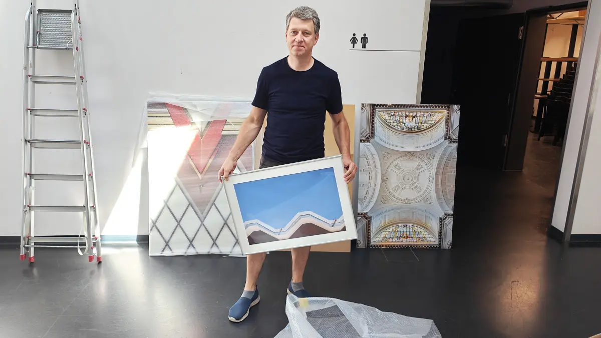 Daniel Reiche stellt in der Kufa Fotos der Neustadt von Hoyerswerda Bildern aus Leipzig Grünau gegenüber.