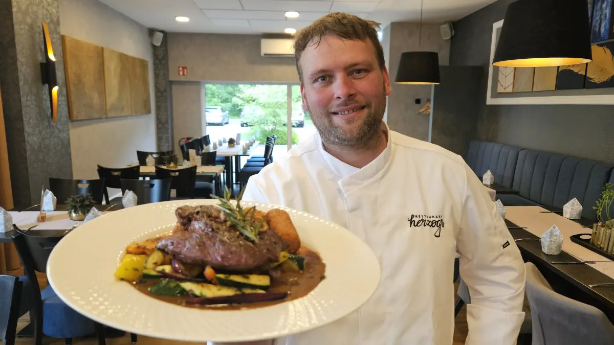 Maik Herzog, Betreiber der Gaststätte „Herzogs“ in Lohsa, präsentiert ein Straußensteak mit Pfannengemüse und hausgemachten Kroketten. Das Fleisch liefert die Straußenfarm „An der Spree“ aus unmittelbarer Nachbarschaft.
