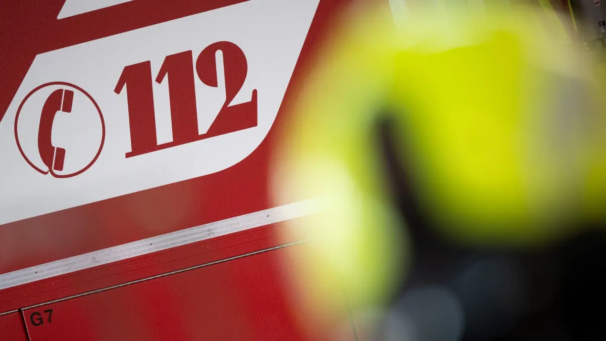 Feuerwehreinsatz: ARCHIV - 30.01.2024, Brandenburg, Potsdam: «112» steht auf einem Einsatzwagen der Feuerwehr. (zu dpa: «Defekter Kühlschrank löst Hausbrand in Wildau aus») Foto: Sebastian Gollnow/dpa +++ dpa-Bildfunk +++