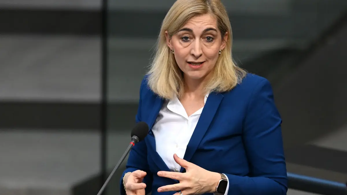 Ministerin Nina Warken: ARCHIV - 25.02.2026, Berlin: Nina Warken (CDU), Bundesministerin für Gesundheit, spricht bei der Regierungsbefragung in der 59. Plenarsitzung der 21. Legislaturperiode im Deutschen Bundestag. (zu dpa: «Größere Krankenkassen-Finanzlücke 2027 erwartet») Foto: Elisa Schu/dpa +++ dpa-Bildfunk +++