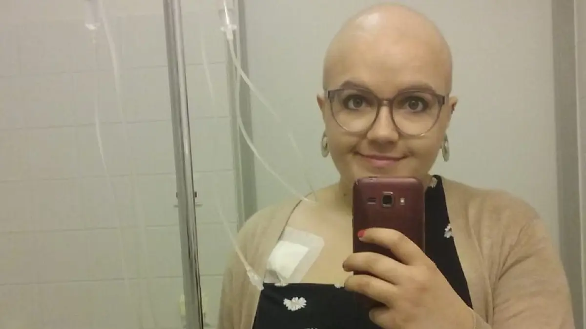 Ein Lächeln, trotz allem: Selfie von der damaligen Lehramtsstudentin Katharina während einer Chemotherapie