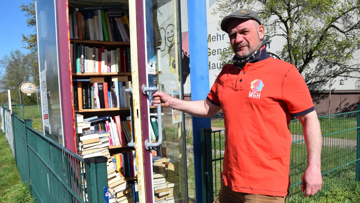 Thomas Märkisch ist einer der drei Ehrenamtlichen im Mehrgenerationenhaus in Hoyerswerda, die dort jede Woche von Montag bis Freitag Kuchen backen, Kaffee kochen, Gäste bedienen und den Freiluftbereich der Einrichtung in Schuss halten.