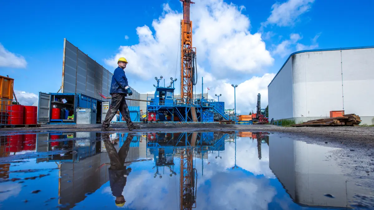 Mit einer aufwendigen Bohranlage wird mit einer Erweiterungsbohrung die bisherige Geothermie-Anlage in ihrer Kapazität ausgebaut. In Neustadt-Glewe soll mit der Erweiterungsbohrung der 1994 in Betrieb gegangenen Anlage zukünftig mehr Häuser mit Wärmeenergie versorgt werden. Bisher führt eine 2.450 Meter tiefe Bohrung zur 97 Grad heißen Thermalsole unter der Stadt. +++ dpa-Bildfunk +++