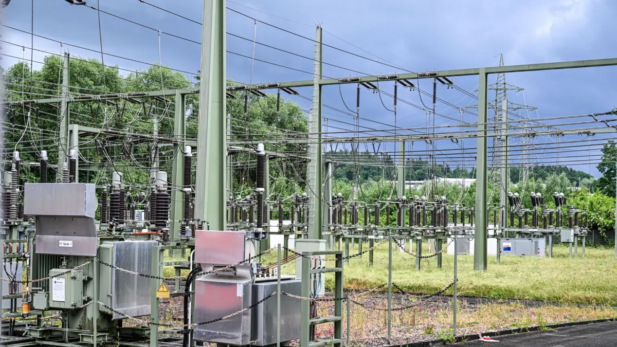 09.06.2026, Baden-Württemberg, Reutlingen: Nach dem großflächigen Stromausfall in Reutlingen laufen die Reparaturarbeiten. (zu dpa: «Kein Strom, mehr Polizei: Reutlingen wird bewacht») Foto: Jason Tschepljakow/dpa +++ dpa-Bildfunk +++