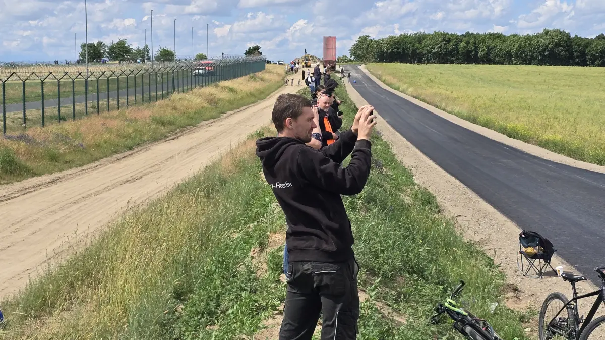 Zuschauer bei der Landung des A380 am Flughafen BER.