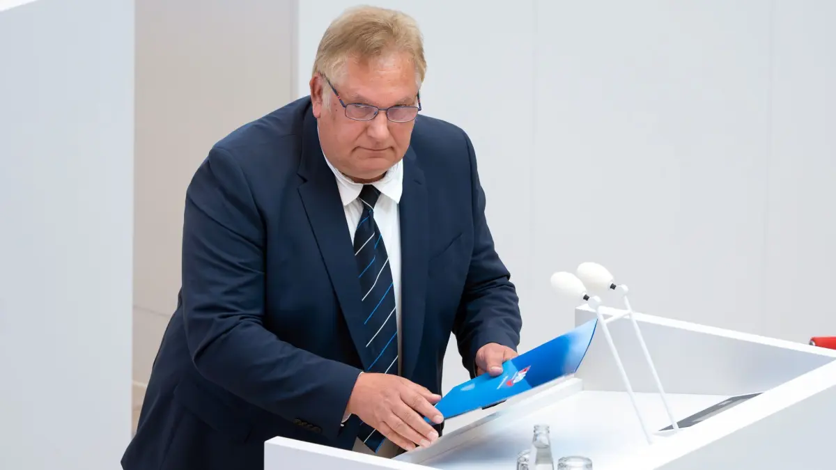 Brandenburger AfD-Abgeordneter Adam: ARCHIV - 21.05.2025, Brandenburg, Potsdam: Jean-Rene Adam (AfD) geht während der 13. Sitzung des Brandenburger Landtages nach seiner Rede zum Platz zurück (zu dpa: «AfD nimmt Abgeordneten trotz Stasi-Prüfbericht in Schutz») Foto: Soeren Stache/dpa +++ dpa-Bildfunk +++