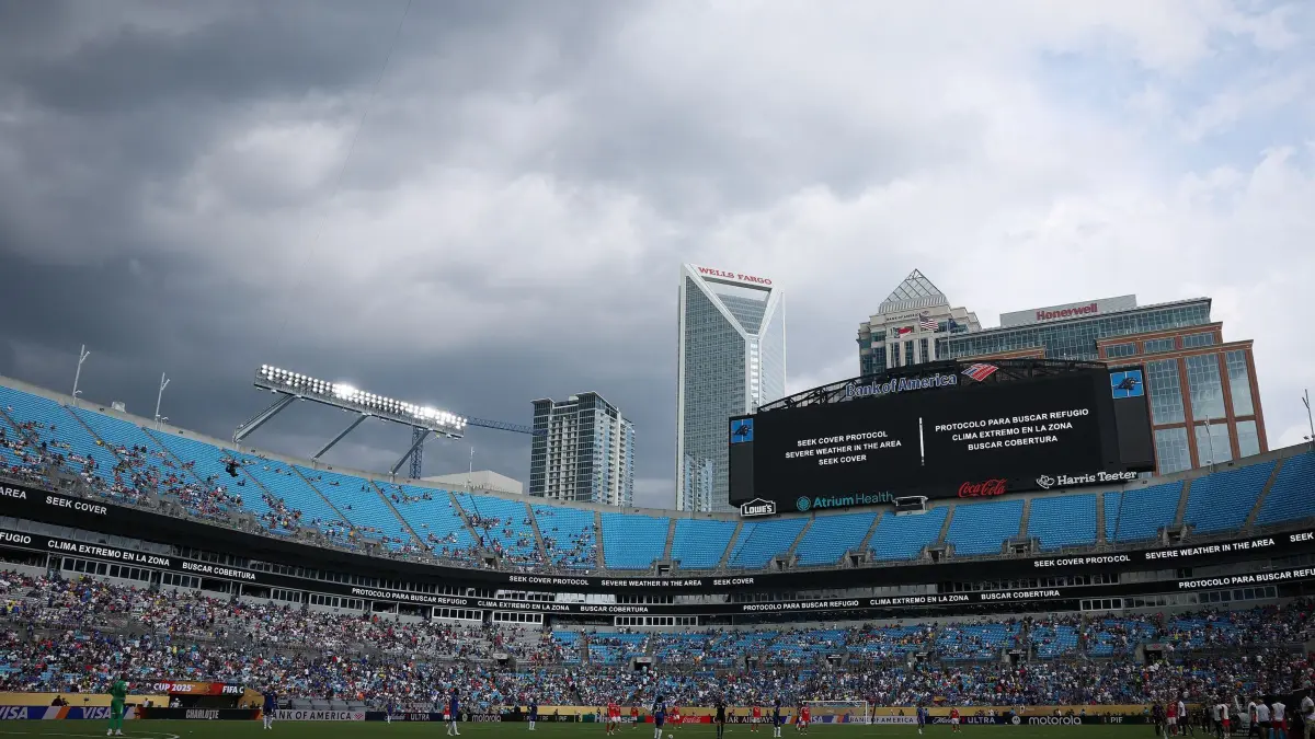 Dunkle Wolken über dem Fußballstadion in Charlotte