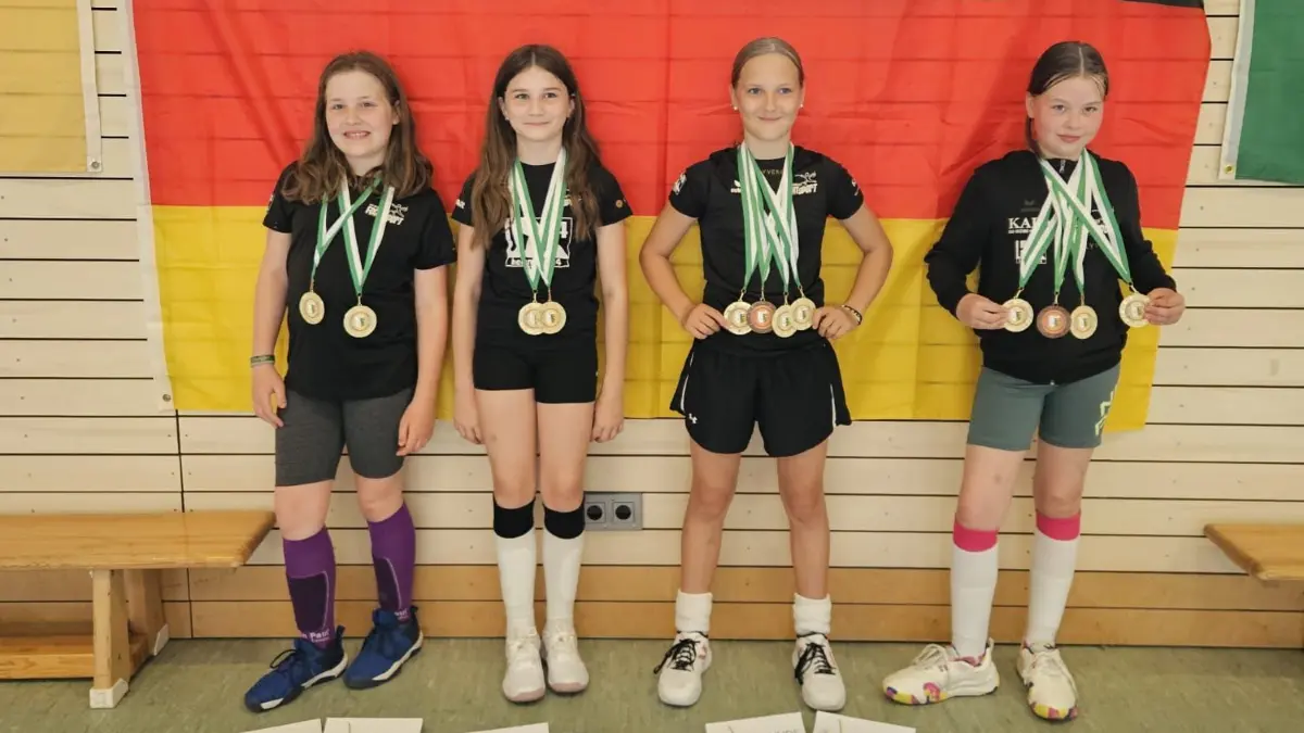 Die erfolgreichen Medaillengewinnerinnen vom Fechtsport Weißwasser bei der Sächsischen Landesmeisterschaft im Fechten (v.l.n.r.): Mara Sonnabend, Marie Troebes, Lilu Schultz und Isabel Kjesa