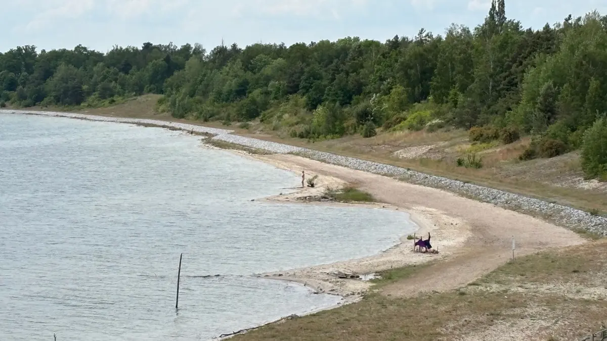Impression vom Badestrand Lieske am Sedlitzer See. Seit dem 24. April 2026 darf dieses Gewässer von Badegästen und Bootfahrern genutzt werden.