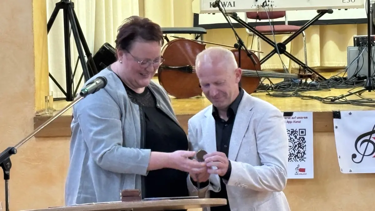 Die Vorsitzende der Schipkauer Gemeindevertretung, Petra Quittel, überreicht dem neuen Bürgermeister Thomas Nützsche einen Kompass. Damit soll Nützsche immer auf dem richtigen Kurs bleiben. Quittel hatte auch für das Bürgermeisteramt kandidiert.