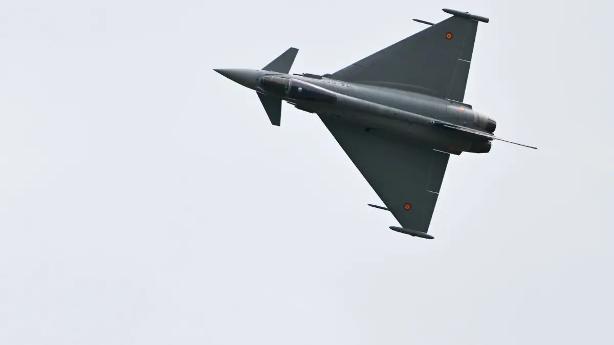 Rundgang vor der ILA: 09.06.2026, Brandenburg, Schönefeld: Ein Eurofighter Typhoon fliegt am Tag vor Beginn der Internationalen Luft- und Raumfahrtausstellung auf dem Berlin-ExpoCenter-Airport-Areal. Die ILA beginnt am 10. Juni und dauert bis zum 14. Juni. Foto: Sebastian Christoph Gollnow/dpa +++ dpa-Bildfunk +++