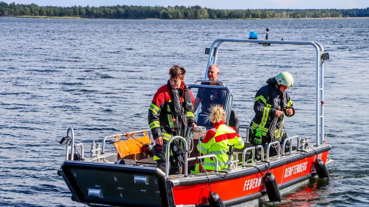 Das Rettungsboot der DRK-Wasserwacht am Senftenberger See war innerhalb kürzester Zeit bei den Jugendlichen.