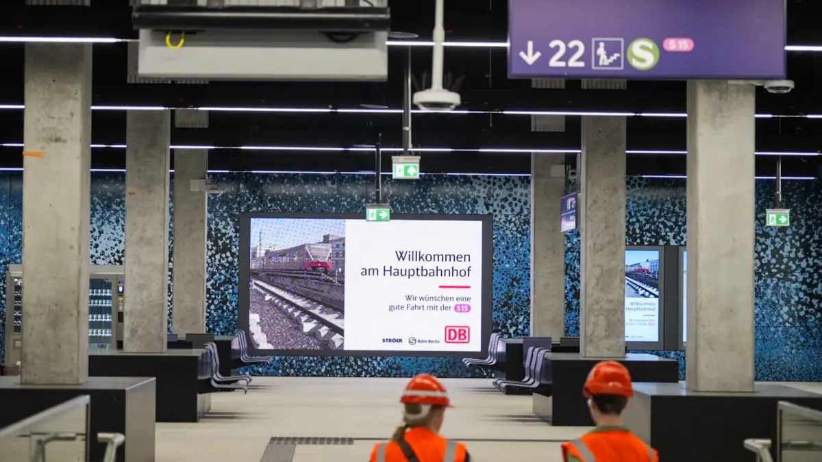 Blick in die neue Zwischenebene im Hauptbahnhof in Berlin, von dort geht es hinunter auf den Bahnsteig 22, von dem aus ab 15. Juni S-Bahnen der S15, dem ersten Abbschniitt der S 21 zum Gesundbrunnen fahren.