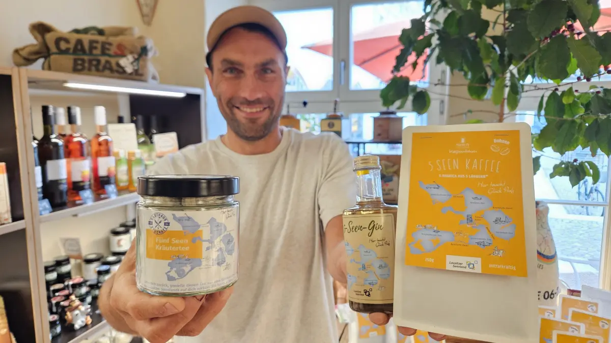 Martin Hengst, Betreiber der Kaffeerösterei "Markt 15" in Senftenberg, zeigt den neuen Fünf-Seen-Kaffee. Gemeinsam mit regionalen Produkten wie dem Fünf-Seen-Gin oder dem Fünf-Seen-Kräutertee soll er das Lausitzer Seenland erlebbar machen.