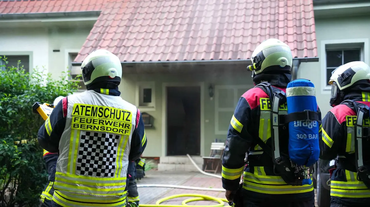 Bei der Brandbekämpfung im Bernsdorfer Ortsteil Wiednitz waren mehr als 40 Feuerwehrleute im Einsatz.