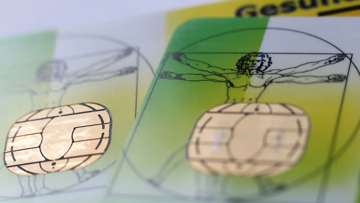 Krankenkassen: ILLUSTRATION - 03.11.2019, Bayern, Kempten: Zwei elektronische Versichertenkarten der Allgemeinen Ortskrankenkassen (AOK) liegen auf einem Tisch. (zu dpa: «Acht Länder warnen vor Uniklinik-Risiken durch Kassenreform») Foto: Karl-Josef Hildenbrand/dpa +++ dpa-Bildfunk +++