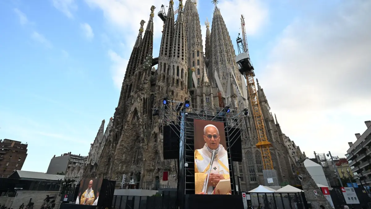 Papst Leo XIV. besucht Spanien - Sagrada Familia: 10.06.2026, Spanien, Barcelona: Der von Papst Leo XIV. in der Basilika der Sagrada Familia zelebrierte Gottesdienst wird über eine große Leinwand übertragen. Nach dem Gottesdienst soll der Papst den Jesus-Turm segnen. Der Jesus-Turm im Zentrum der Basilika erreichte im Februar mit der Aufsetzung des begehbaren Doppelkreuzes die endgültige Höhe von 172,50 Metern. Seither ist die Sagrada Familia die höchste Kirche der Welt. Foto: Matteo Secci/ZUMA Press Wire/dpa +++ dpa-Bildfunk +++