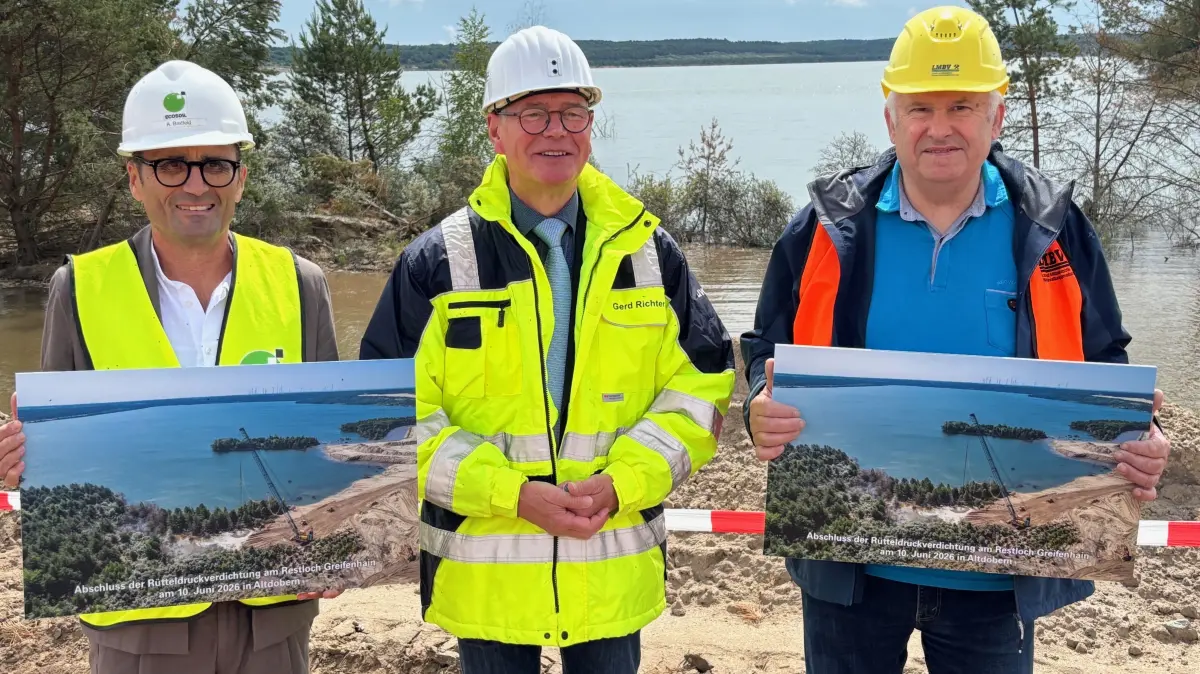 Erinnerung an die letzte Rütteldruckverdichtung am Altdöberner See: Gerd Richter von der LMBV (M.) hat Ecosoil-Geschäftsführer Axel Bretfeld (l.) und Altdöberns Bürgermeister Peter Winzer mit je einem Luftbild des ehemaligen Tagebaus Greifenhain bedacht.