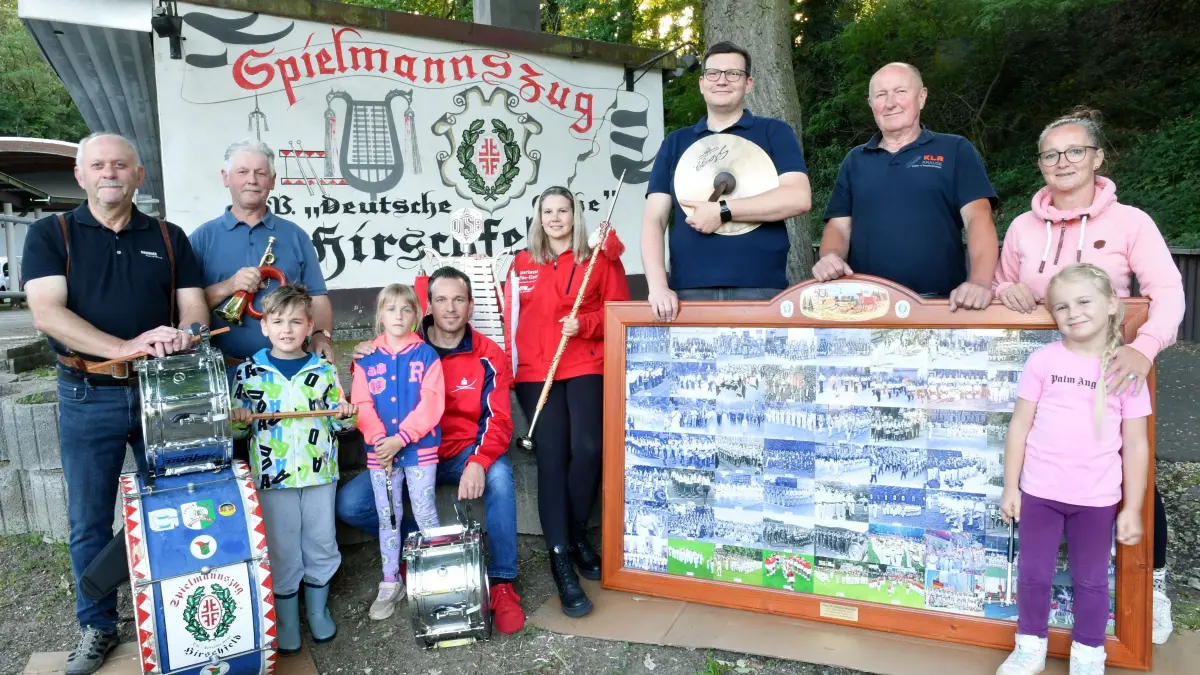 Im Spielmannszug Hirschfeld musizieren mehrere Generationen: Die ältesten Mitglieder sind Gerald Klemm (69) und Wolfgang Thieme (69). Auf dem Foto außerdem: Luis Thieme (6), Linda Thieme (7), Papa Stephan Thieme (42), Stabführerin Hanna Stange (26), Jonas Roch (29), der Vereinsvorsitzende Günther Müller, Lysann Schmidt (44) und Lynn Roselie Schmidt (6 Jahre, v.l.n.r.).
