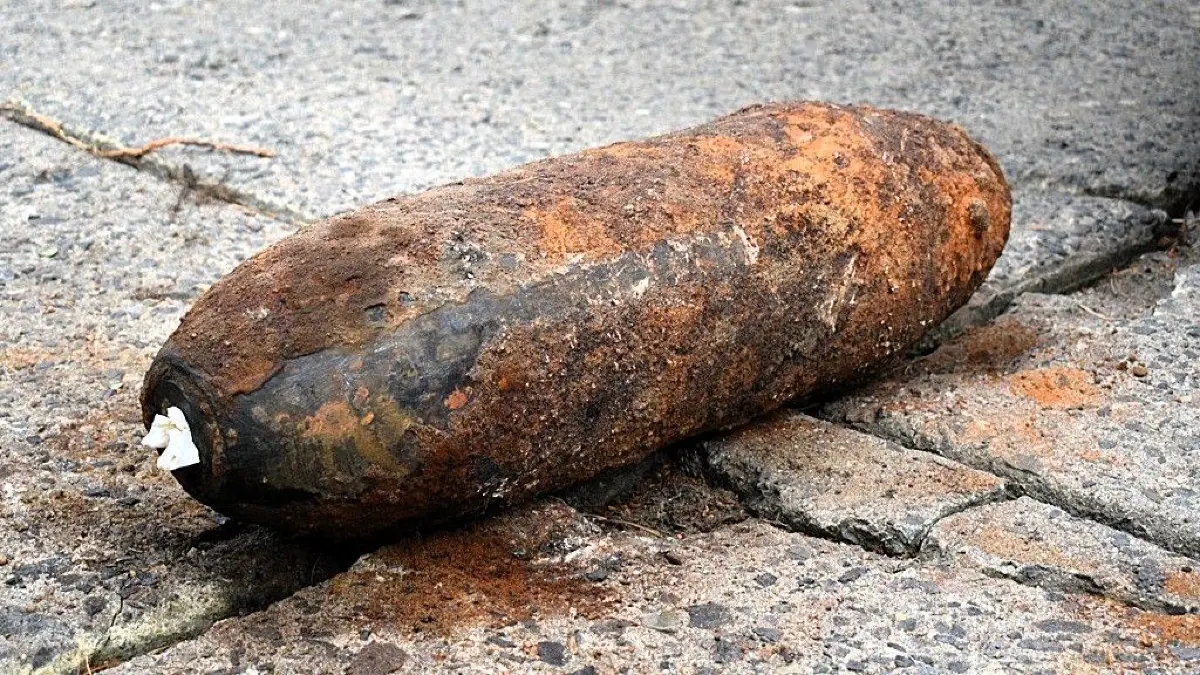 Diese Bombe aus der Zeit des Zweiten Weltkriegs wurde gegenüber dem Bahnhaltepunkt Jänschwalde Ost bei Trassenarbeiten an einem Gewerbeweg entdeckt.