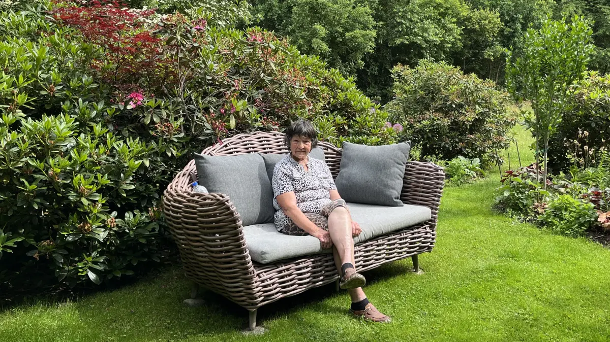 Elvira Richter in ihrem traumhaften Garten in Wolfshain. Die 82-Jährige stellt ihren Garten im Rahmen der offenen Gärten in der Lausitz vor.