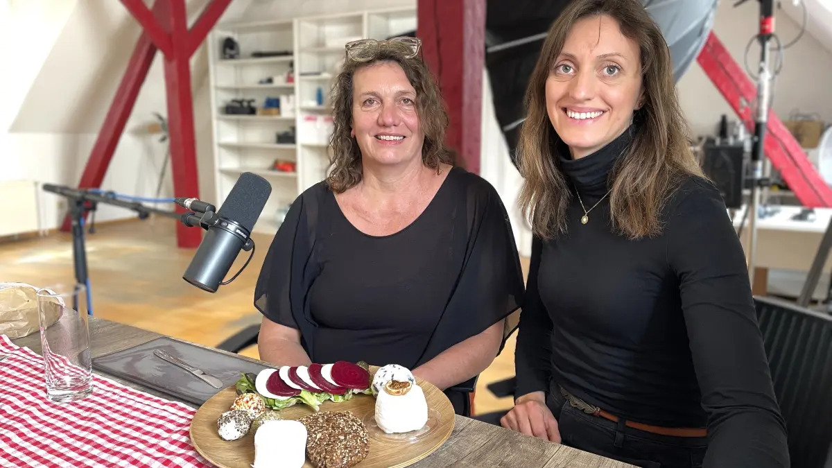 Gela Angermann und Lovis-Karoline Angermann Hein von der Ziegenkäserei Karolinenhof in Kremmen im Podcaststudio von "Brandenburg, lass uns über Essen reden" am 16.04.2026