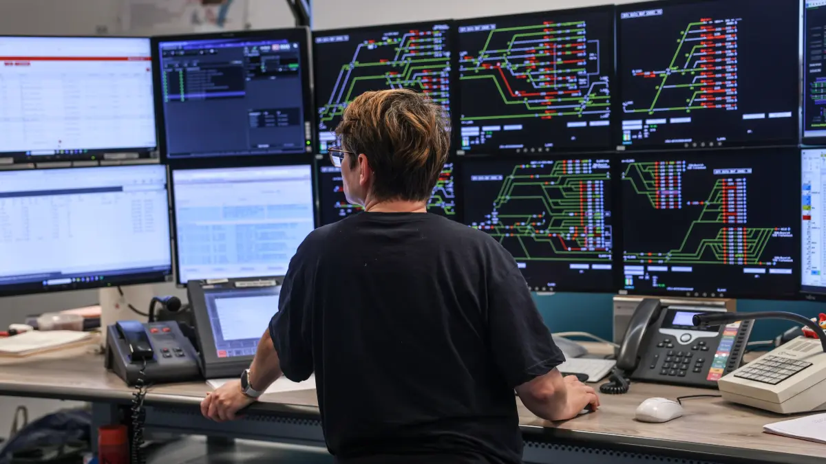 Eine Zugverkehrssteuerin blickt im elektronischen Stellwerk der Bahn auf Monitore. Im dem Zentralstellwerk werden unter anderem alle durch den Kölner Hbf fahrenden Züge gesteuert. (zu dpa: «Neue Technik: Bahnverkehr in Kölner Hauptbahnhof steht still») +++ dpa-Bildfunk +++