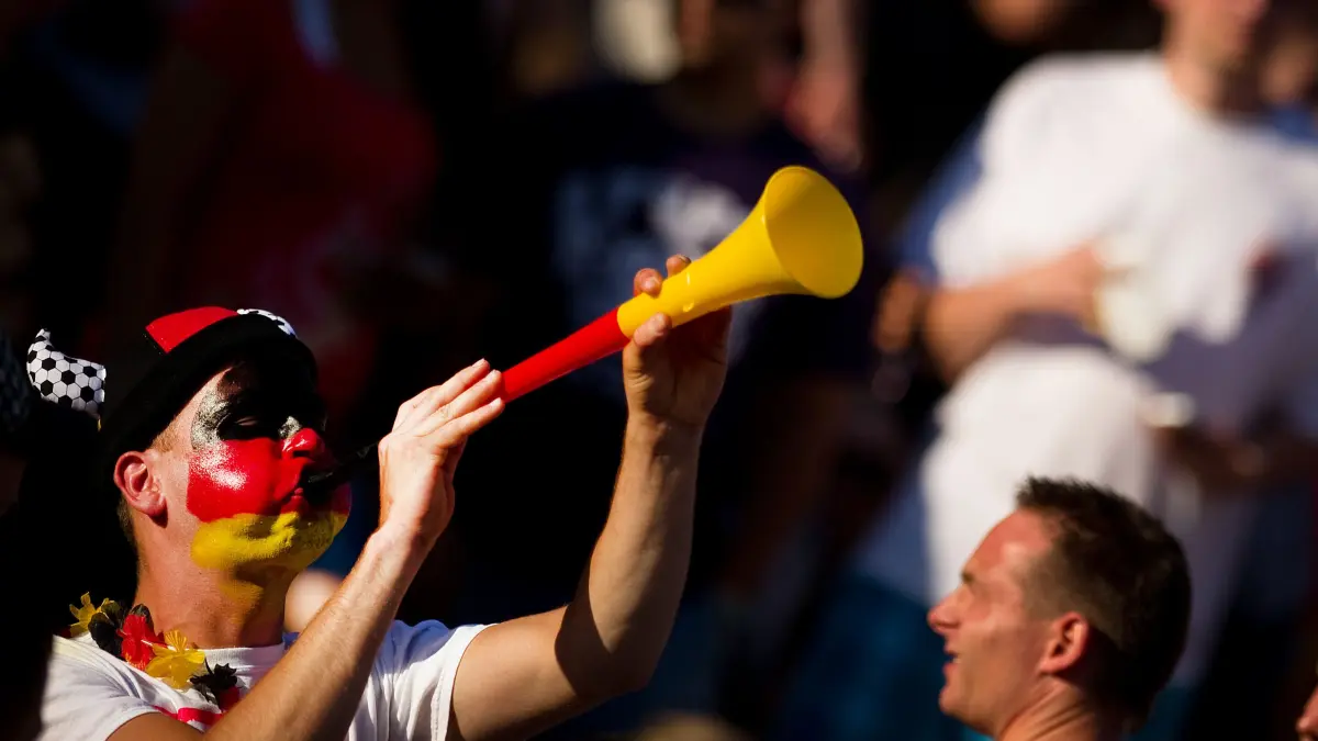 Ein Fußballfan macht am Mittwoch (07.07.2010) beim Public Viewing in den Elbwiesen in Dresden vor dem Anpfiff des Halbfinalspiel der deutschen Nationalelf Stimmung. Die deutsche Fußballnationalmannschaft spielt am Abend des gleichen Tages gegen Spanien im Halbfinale der Fußball-WM in Südafrika. Foto: Arno Burgi dpa/lsn ++ +++ dpa-Bildfunk +++