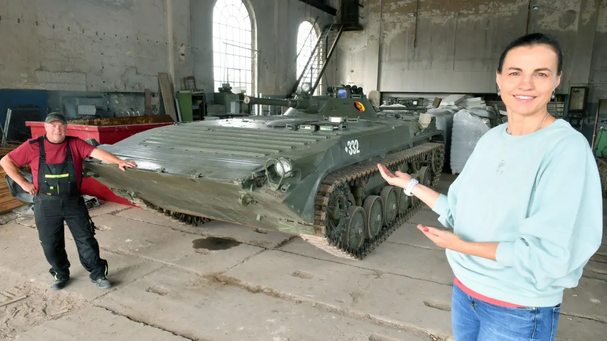 Mit dem Panzer durch Plessa – Militärhistorischer Verein bietet die Gelegenheiten zu Panzerfahrten auf dem Gelände der Firma Bothur : Mit dem Panzer durch Plessa – Militärhistorischer Verein bietet die Gelegenheiten zu Panzerfahrten auf dem Gelände der Firma Bothur
- Auf den Fotos sind Panzerfahrer Lutz Hähner und Veranstalterin Katrin Bothur zu sehen