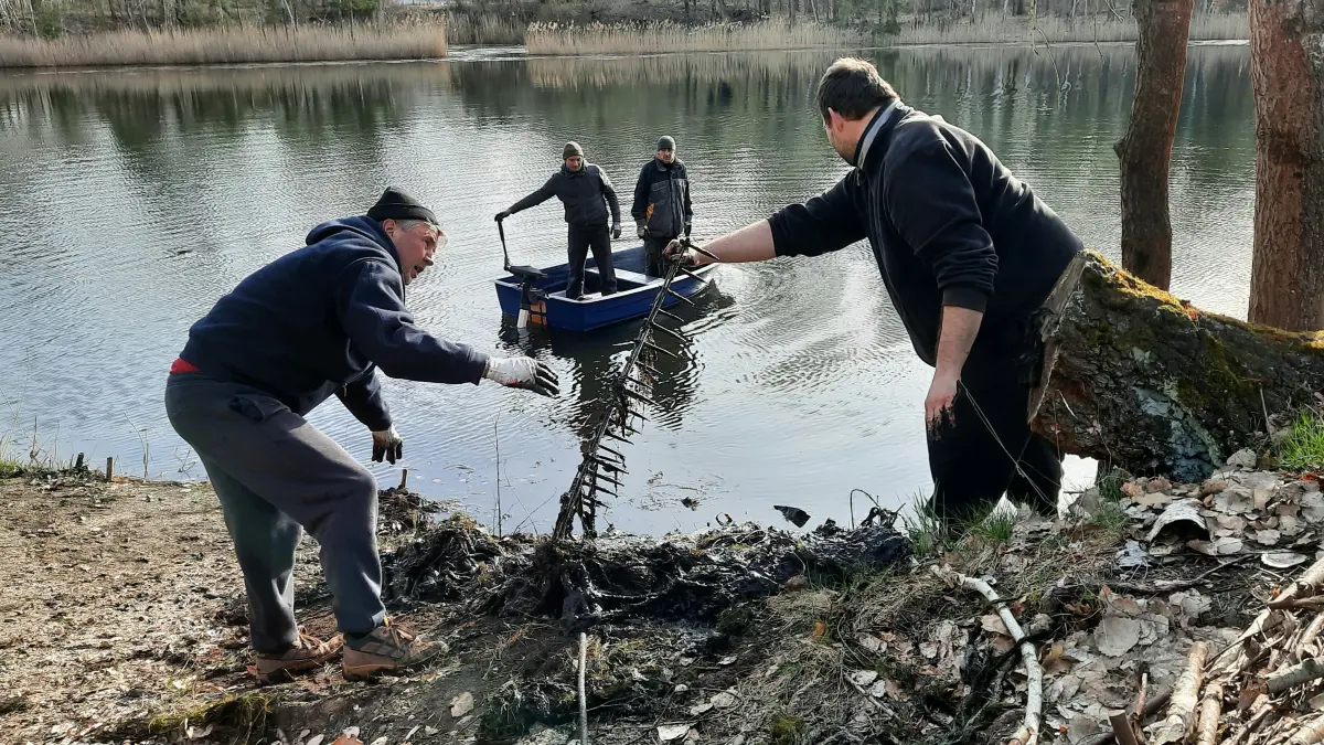 Arbeitseinsatz der Petrijünger Finsterwalde. Hier gilt für die Angler ein Schutz, von dem sie bislang nichts wussten.