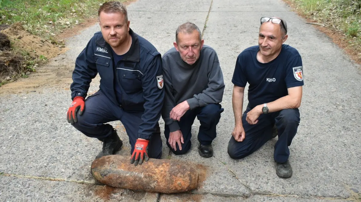 Bombe in Jänschwalde: Enrico Schnick (l.), Uwe Zierdt (M.) und Jörg Seeliger vom Kampfmittelbeseitigungsdienst mit der entschärften 100-Kilo-Bombe