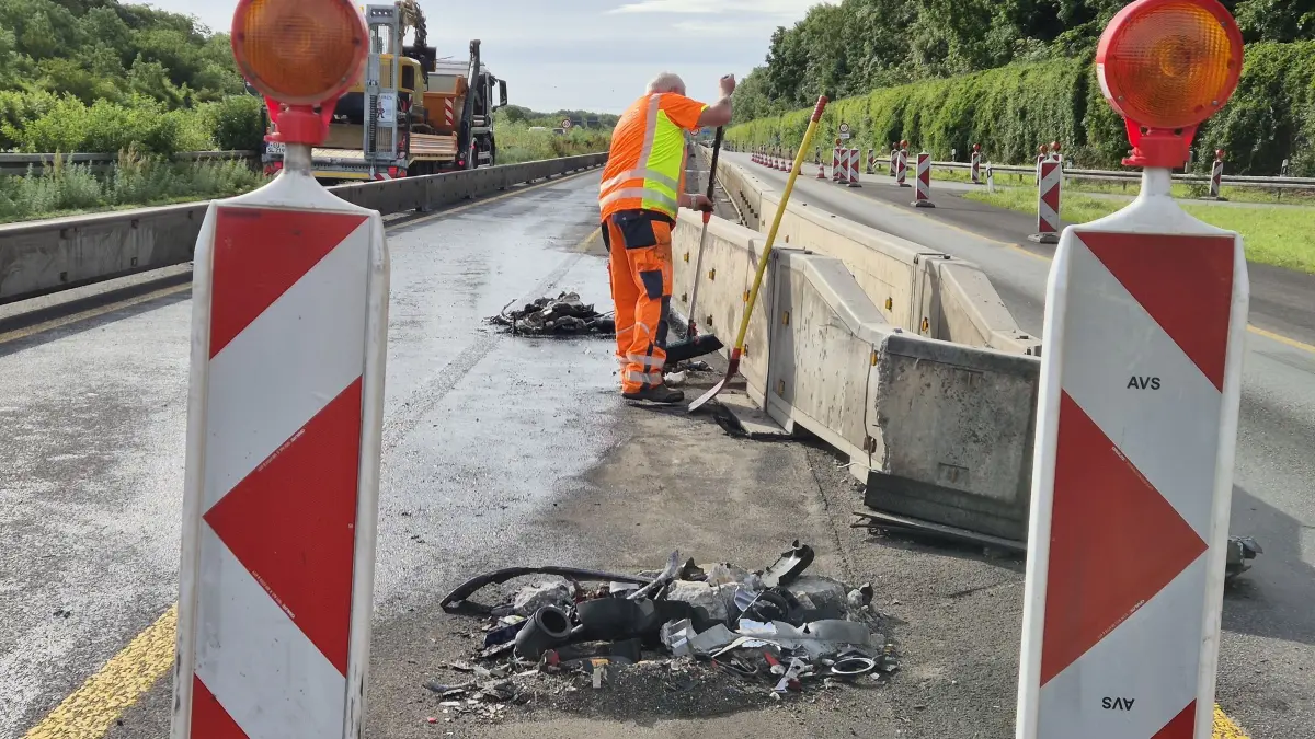 Lkw-Unfall bei Köln - Sperrung auf A4 Richtung Olpe: 10.06.2026, Nordrhein-Westfalen, Köln: Ein Mitarbeiter kehrt Trümmerteile an der Baustelle zusammen. Nach einem nächtlichen Lkw-Unfall bei Köln-Klettenberg ist die Autobahn 4 in Richtung Oberhausen am Morgen bis zum Kreuz Köln-West voll gesperrt. Foto: Fotoreport-DB/dpa +++ dpa-Bildfunk +++
