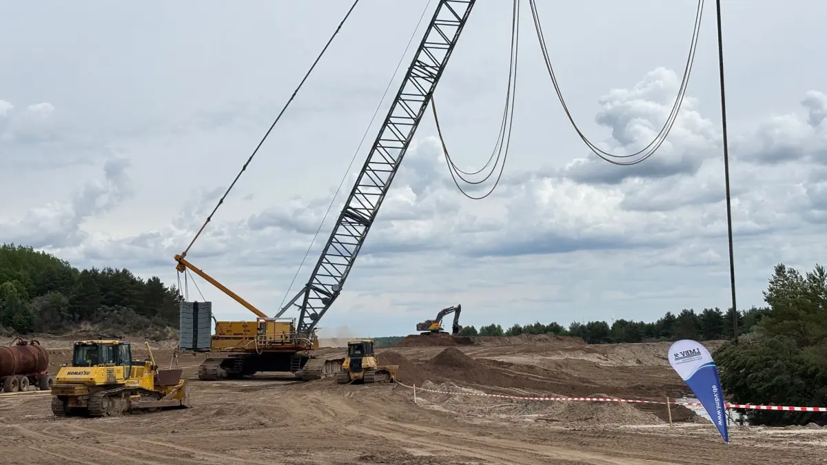 Der Rütteldruckverdichter der Firma Ecosoil hat im Auftrag der LMBV von April 2024 bis Juni 2026 die geotechnische Sicherheit an der ehemaligen Rutschung am Altdöberner See hergestellt.