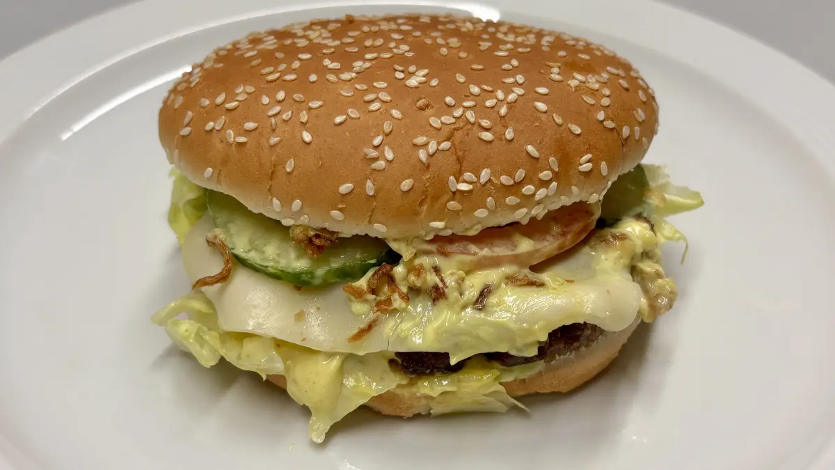 Der Tigerburger an der Esso-Tankstelle in Weißwasser ist jenes Highlight für die Nachtschwärmer der Stadt. Es gibt ihn mit Rindfleisch- und Crispy-Chicken-Patty.