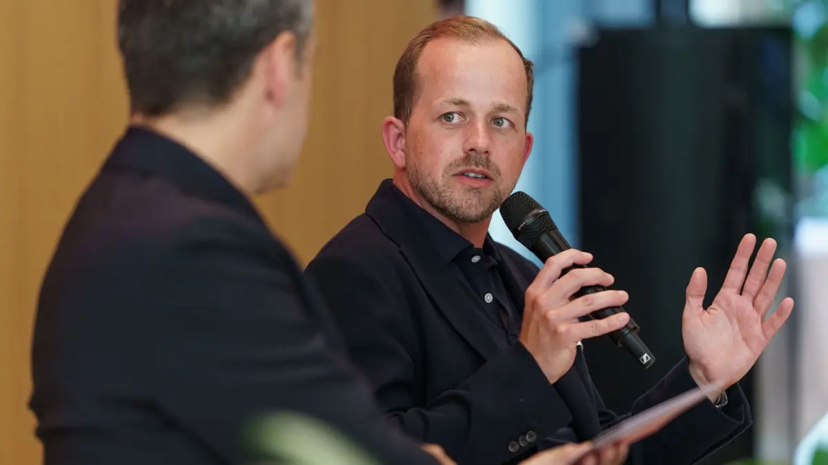 André Thierig Chef der Tesla-Fabrik in Grünheide, im Gespräch mit Alex Hofmann von CEO.Table beim der Veranstaltung "Future at the Table - Innovate and Invest" von table.media.