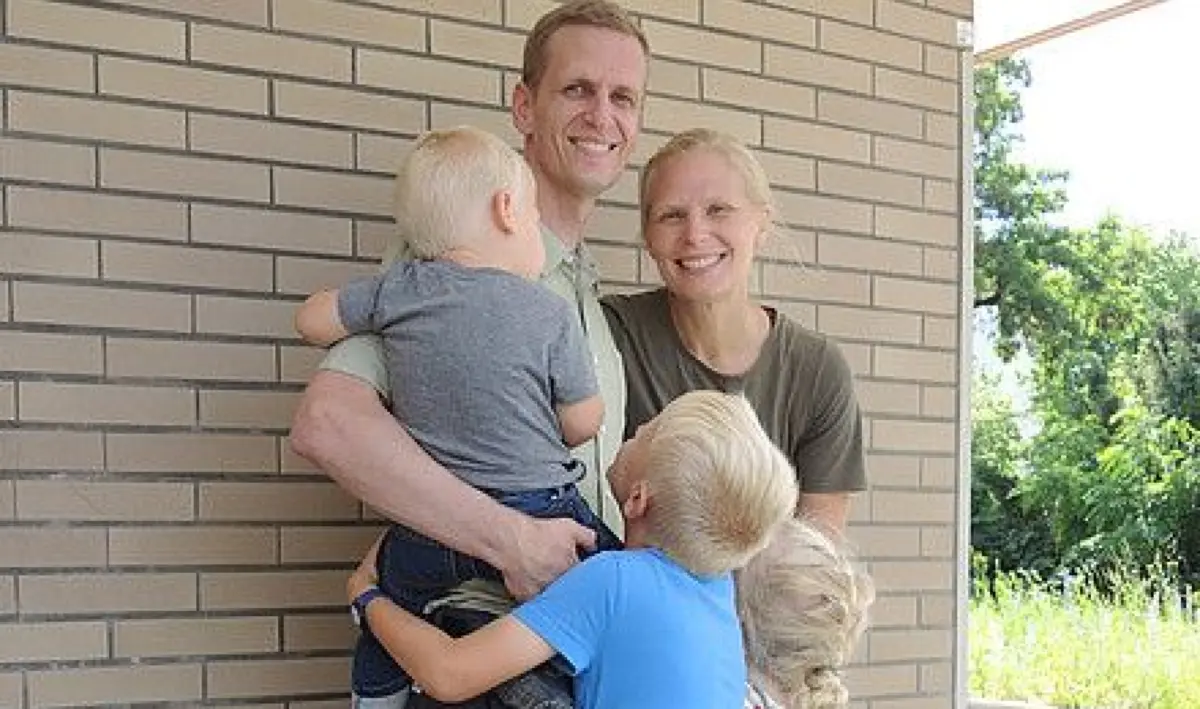 Wieder vereint: .... und seine Familie, die auf der Sonderisolierstation der Charité betreut wurde.