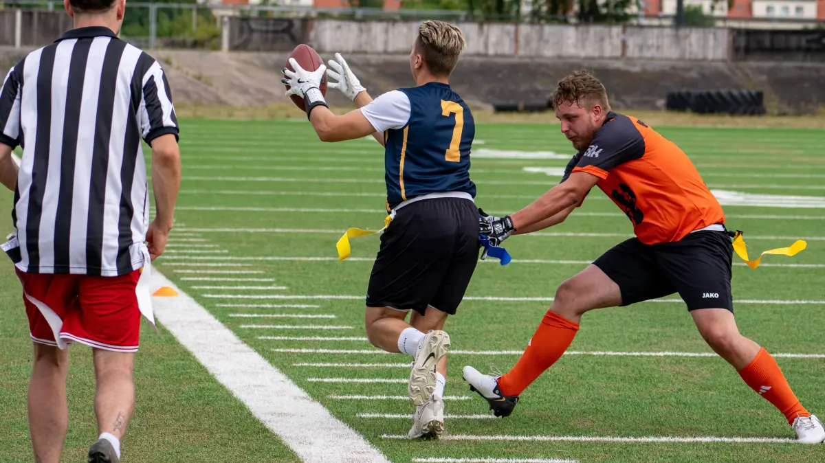 Der Sängerstadt-Bowl bringt Football-Feeling ins Stadion des Friedens in Finsterwalde. Das Flag-Football-Team der Finsterwalde Foxes hat lange auf diesen Moment hingearbeitet.
