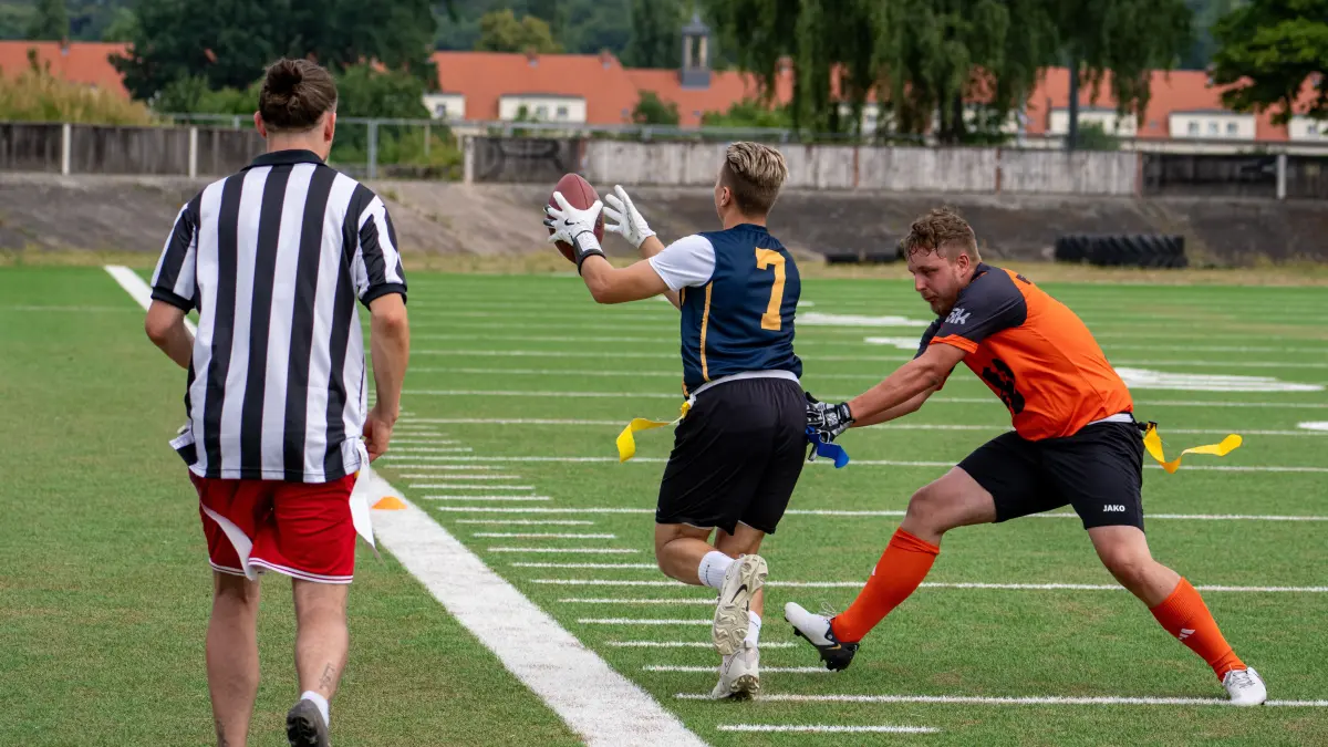 Der Sängerstadt-Bowl bringt Football-Feeling ins Stadion des Friedens in Finsterwalde. Das Flag-Football-Team der Finsterwalde Foxes hat lange auf diesen Moment hingearbeitet.