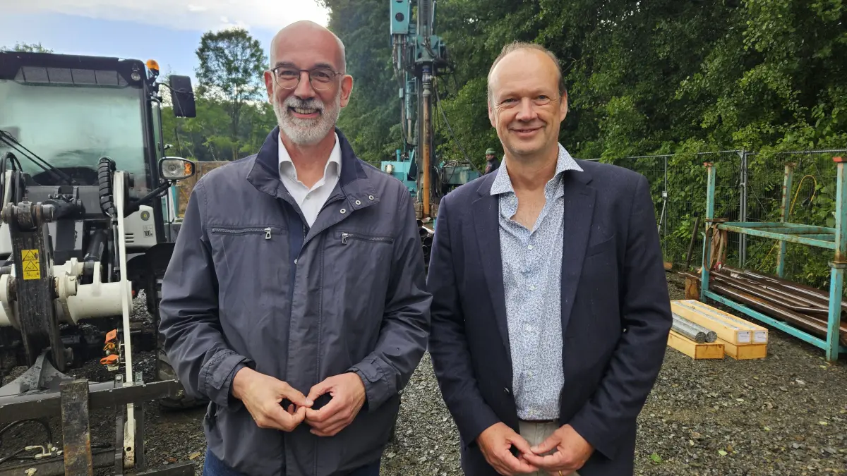 Astroteilchenphysiker Christian Stegmann (l.) und Geophysiker Andreas Rietbrock an der Bohrstelle bei Naußlitz.