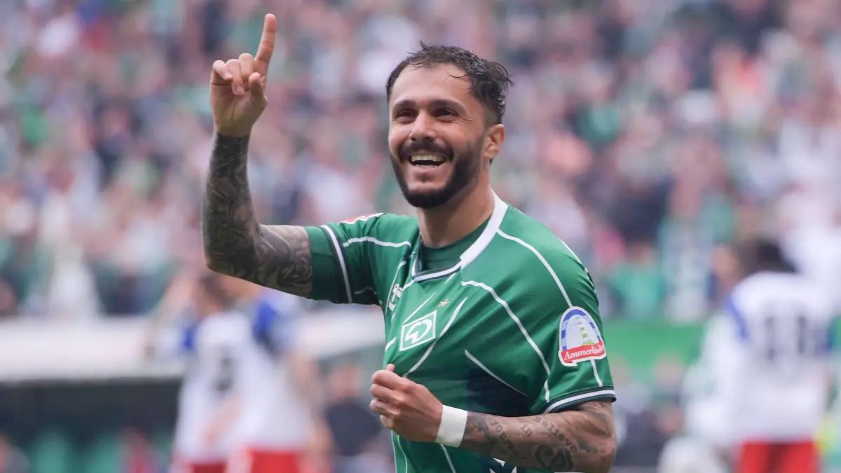 Fussball 1.Bundesliga, SV Werder Bremen - Hamburger SV: 18.04.2026, xblx, Fussball 1.Bundesliga, SV Werder Bremen - Hamburger SV v.l. Leonardo Bittencourt SV Werder Bremen, feiert das Tor zum 3:1 durch Cameron Puertas SV Werder Bremen, NICHT IM BILD DFL/DFB REGULATIONS PROHIBIT ANY USE OF PHOTOGRAPHS as IMAGE SEQUENCES and/or QUASI-VIDEO Bremen *** 18 04 2026, xblx, Soccer 1 Bundesliga, SV Werder Bremen Hamburger SV v l Leonardo Bittencourt SV Werder Bremen , celebrates the goal to 3 1 by Cameron Puertas SV Werder Bremen , NOT IN PICTURE DFL DFB REGULATIONS PROHIBIT ANY USE OF PHOTOGRAPHS as IMAGE SEQUENCES and or QUASI VIDEO Bremen