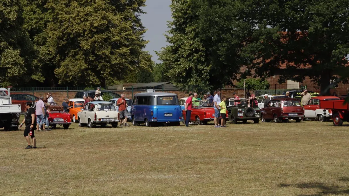 Der ehemalige Hartplatz auf dem Gelände des SV Großräschen verwandelt sich am 13. Mai in eine Ausstellungsfläche für Ifa- und Oldtimer-Fahrzeuge.