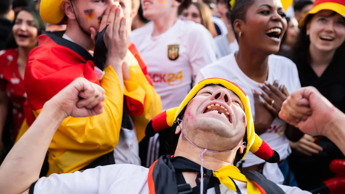Fußball: EM, Deutschland - Spanien, Finalrunde, Viertelfinale, Public Viewing Berlin. Deutschland-Fans reagieren in der Fanzone am Brandenburger Tor auf den Ausgleich. +++ dpa-Bildfunk +++