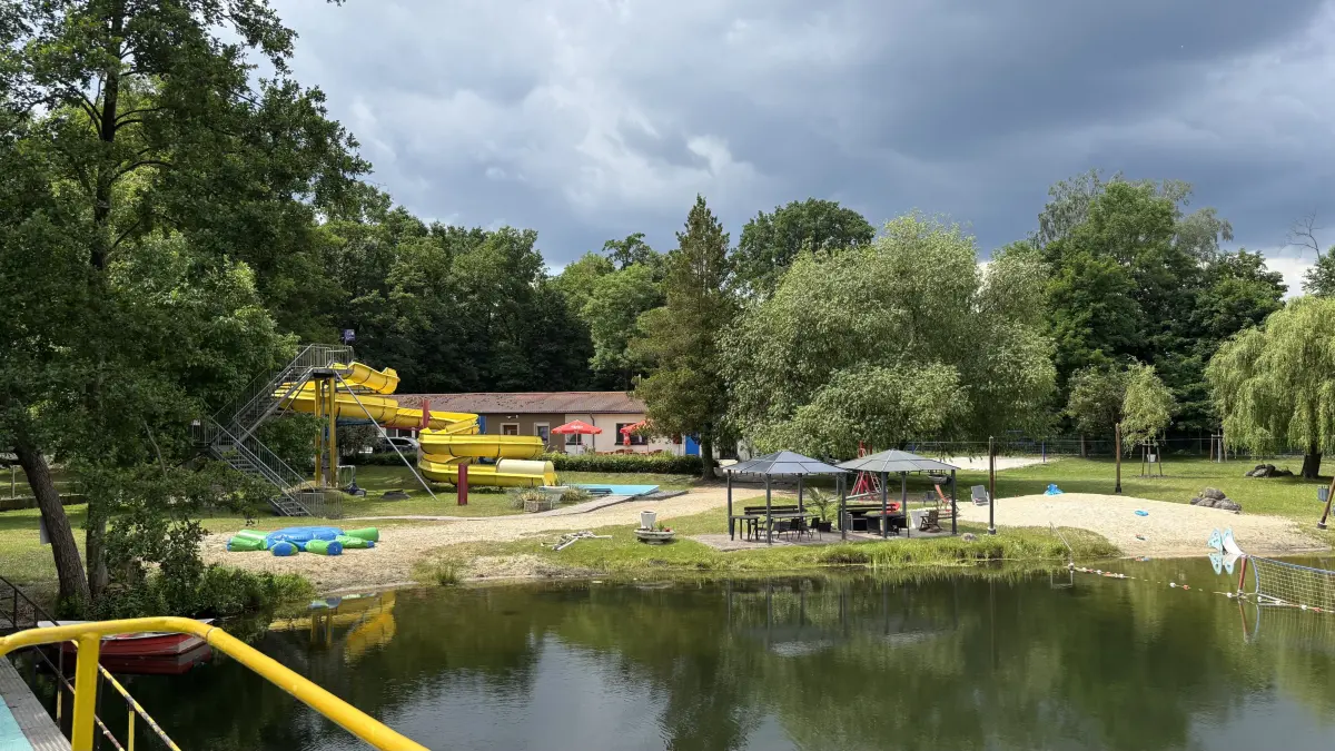 Vom Sprungturm bietet sich ein schönes Bild über das Strandbad Lauchhammer. Im Hintergrund der Sandstrand, die Riesenrutsche und der Imbiss.