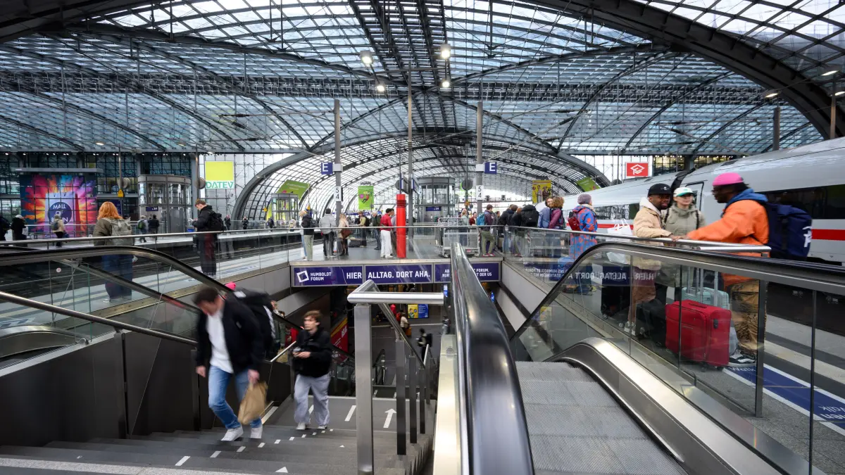 Reisende laufen durch den Berliner Hauptbahnhof.