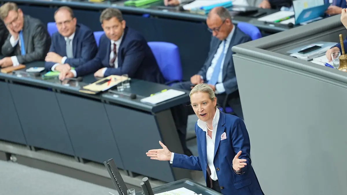 Bundestag mit Regierungserklärung von Bundeskanzler Merz: 11.06.2026, Berlin: Alice Weidel, Bundesvorsitzende und Fraktionsvorsitzende der AfD, spricht im Plenarsaal im Bundestag nach einer Regierungserklärung des Bundeskanzlers. Foto: Michael Kappeler/dpa +++ dpa-Bildfunk +++