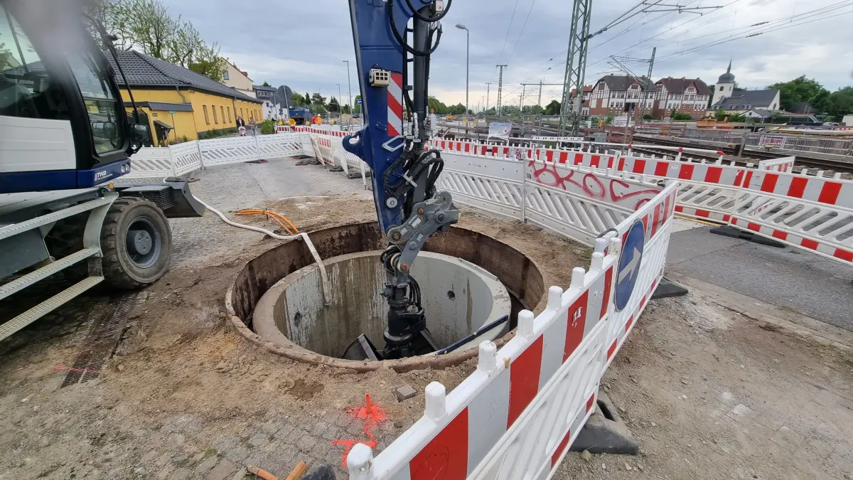 Für die Erneuerung der alten Trinkwasserleitung und den Anschluss an das bestehende Leitungsnetz musste auf der Altstadtseite ein Schacht gesetzt werden.